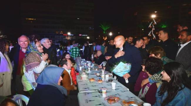 İzmir büyük iftar sofrasında buluştu “Hep yüzünüz gülsün”