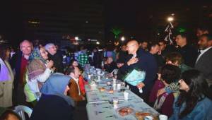 İzmir büyük iftar sofrasında buluştu “Hep yüzünüz gülsün”