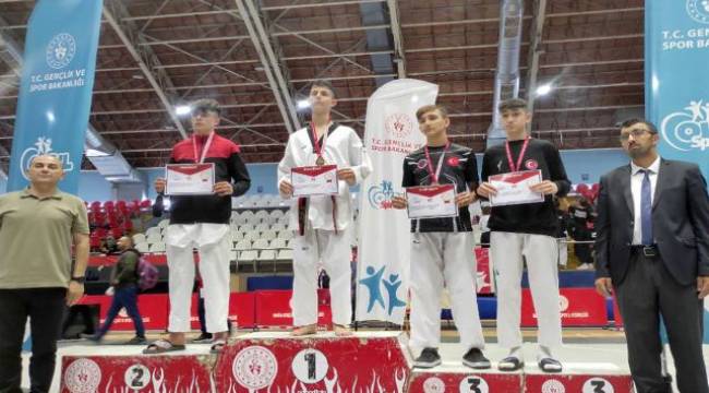 Foçalı taekwonducu yarı finali altınla geçti