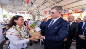 Çiftçilerin Çilek Hasadına Katıldı