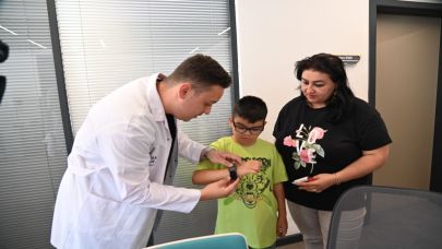 “Ben Buradayım” projesinde bileklik dağıtımı sürüyor