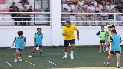 Profesyonel futbolculardan genç yeteneklere futbol dersi