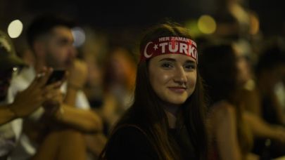İzmir’in dev ekranlarında milli heyecan