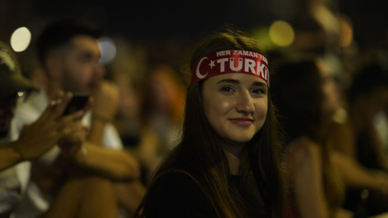 İzmir’in dev ekranlarında milli heyecan
