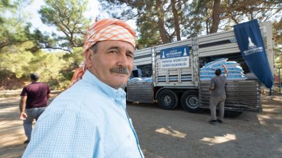 Büyükşehir’den yanan köylere 40 tonluk yem desteği