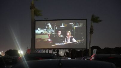 İzmir’de arabada film keyfi