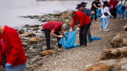 İzmirlilerden dünya rekoru için kıyı temizliği