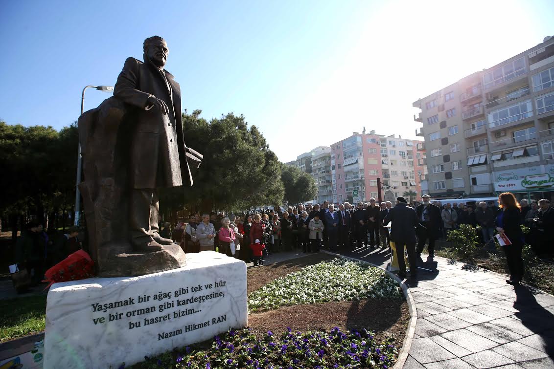 Nazım Hikmet Karşıyaka’da şiirlerle anıldı