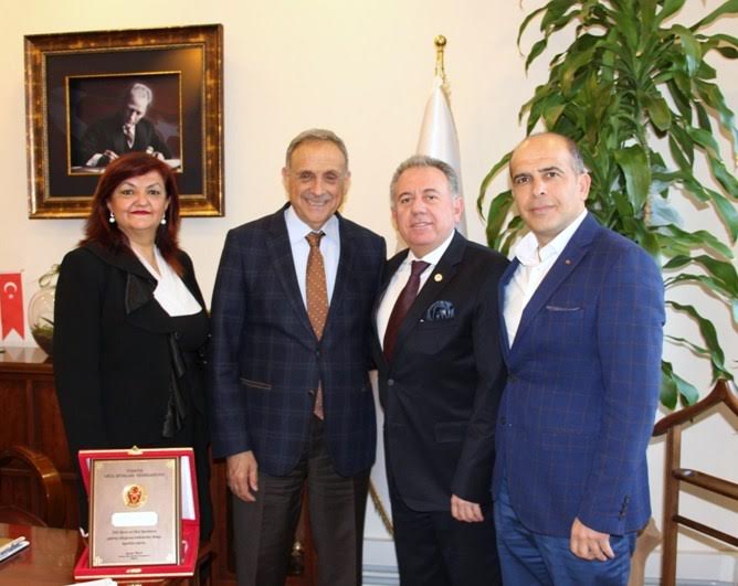Ödemiş Belediyesi’ne, okul sporlarına katkılarından dolayı plaket