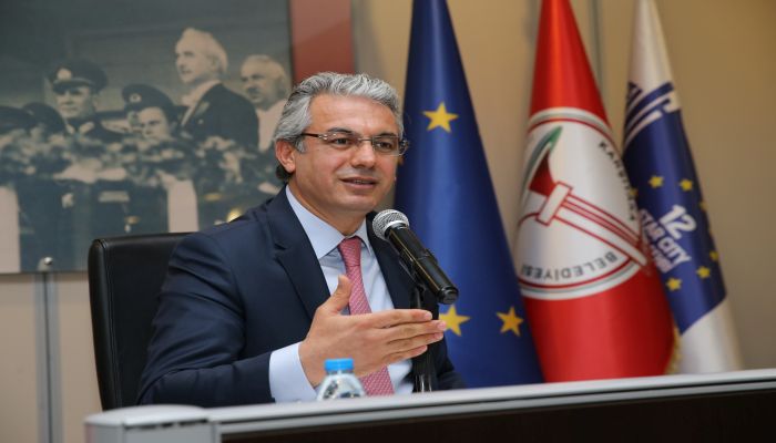 “Hiç kimse bayrak üzerinden siyaset yapmasın”