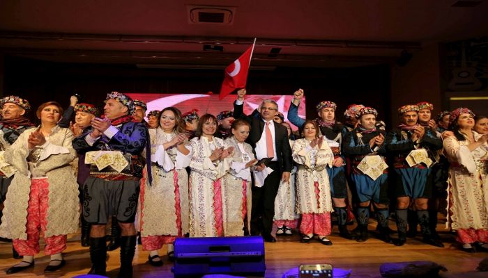 Körfez&#039;in en büyük bayrağı Karşıyaka&#039;da dalgalandı