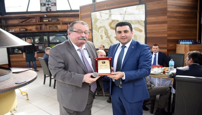 KEMALPAŞALILAR’DAN BAŞKAN’A ŞÜKRAN PLAKETİ