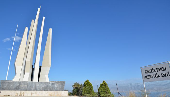 İZMİR&#039;DE MEHMETCİĞE BAYRAK AYIBI