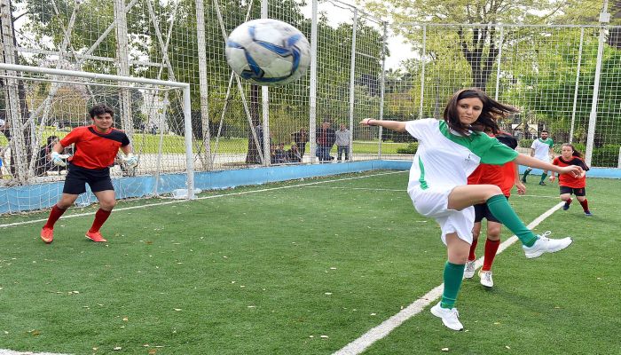"Kadınlı-Erkekli” maçlar başladı, futbola renk geldi