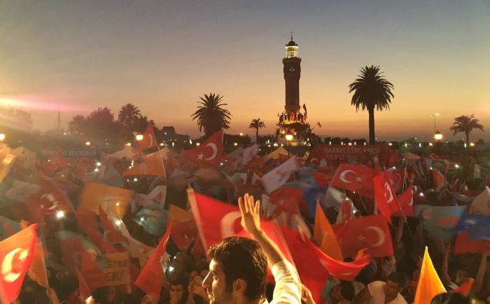 İzmir demokrasiye sahip çıktı