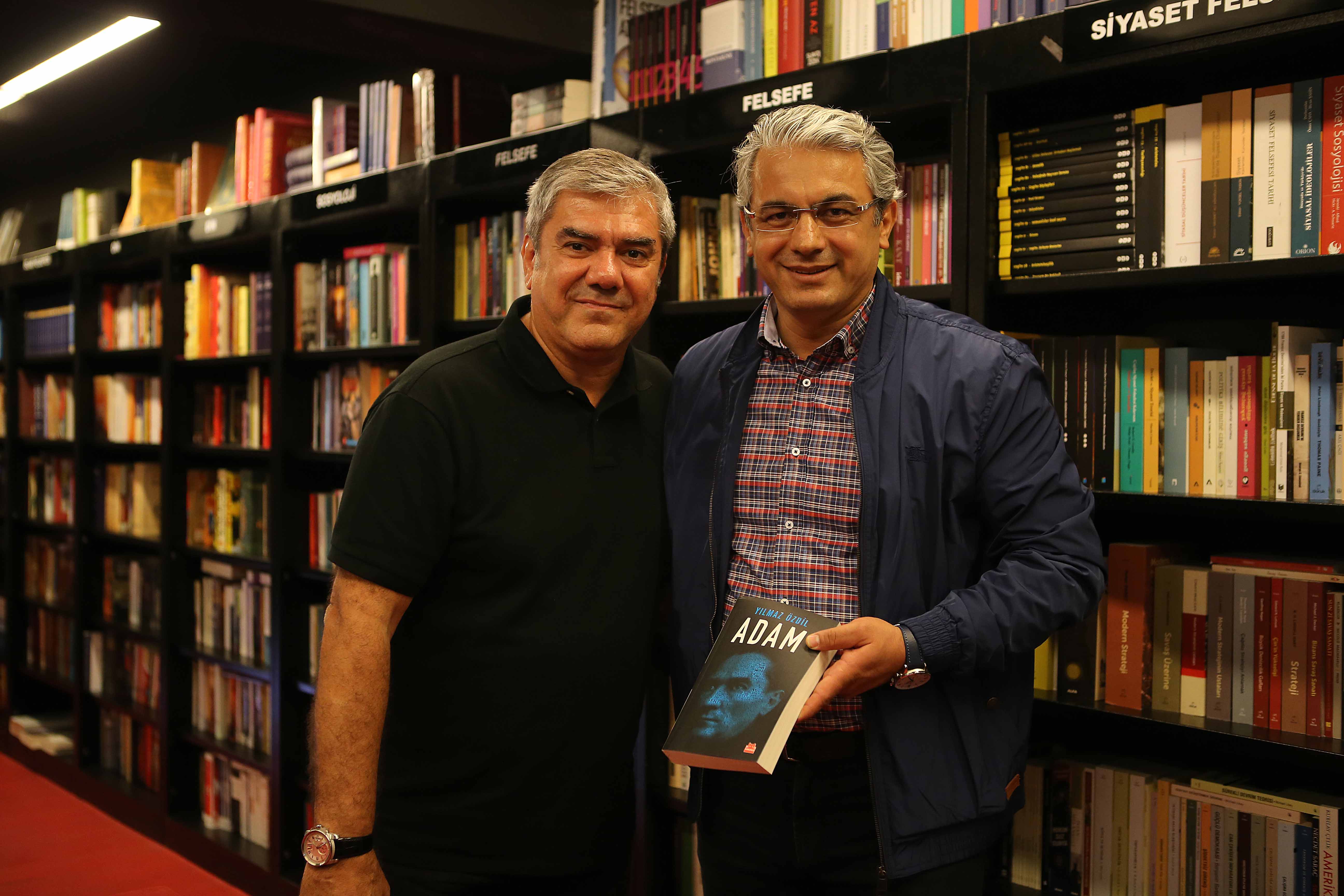 Karşıyaka’da Yılmaz Özdil izdihamı