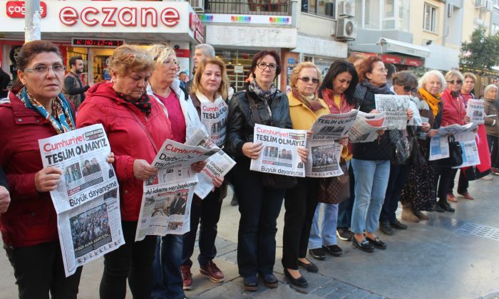 CHP’den sessizce gazete okuma eylemi