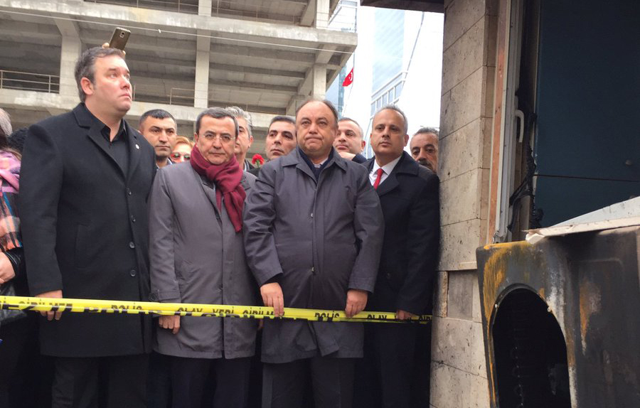 CHP İzmir saldırı noktasında şehitleri andı