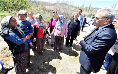 Gençler otostop çekti, Başkan durdu