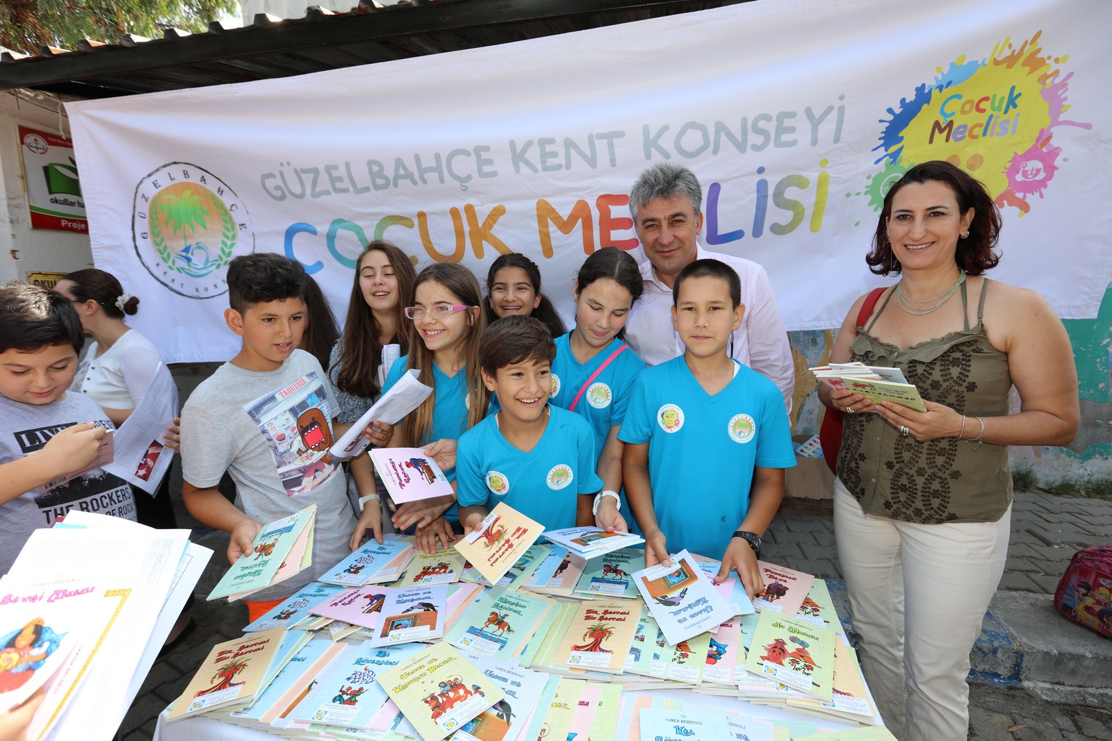 Güzelbahçe’de öğrencilere karne hediyesi kitap oldu