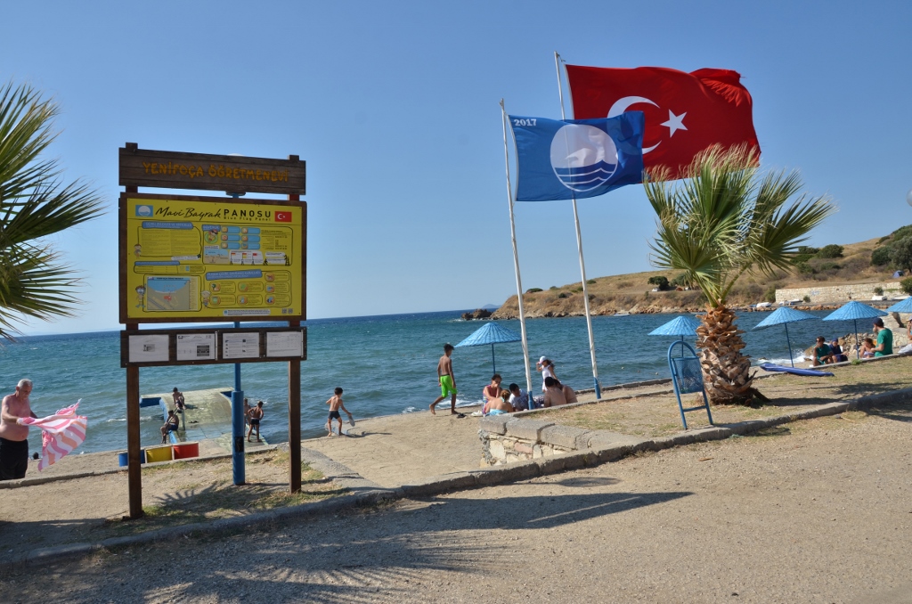 Foça’nın plajlarında Mavi Bayraklar dalgalanıyor