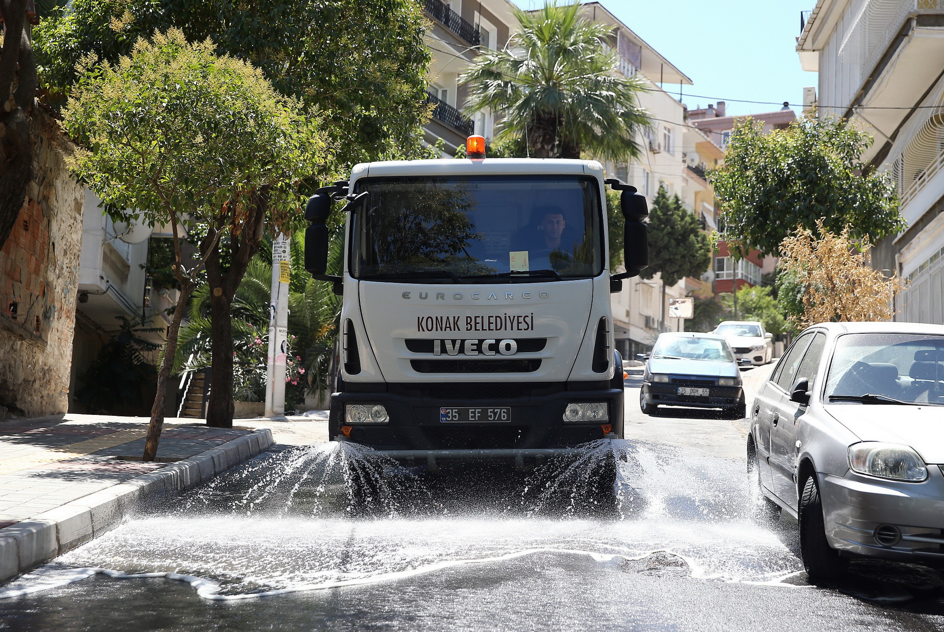 Konak’ta kaldırım ve yol seferberliği