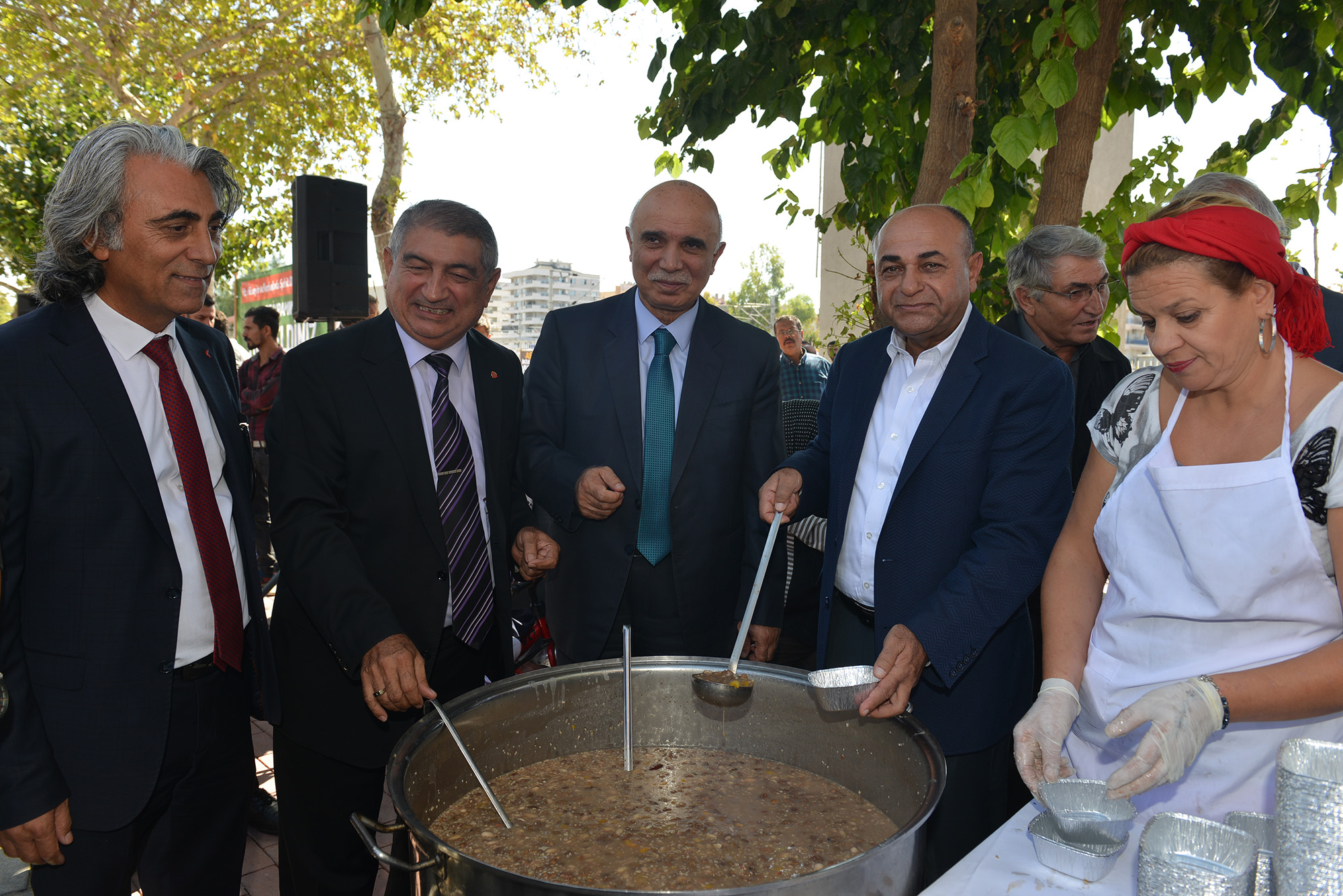 Çiğli’de aşure kazanı kaynadı