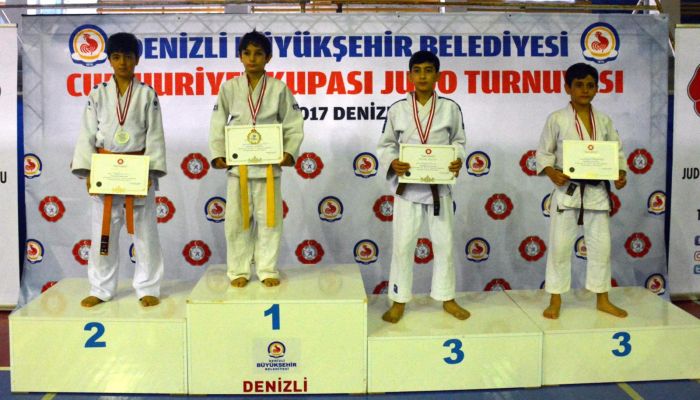 Bir Turnuva 21 Madalya