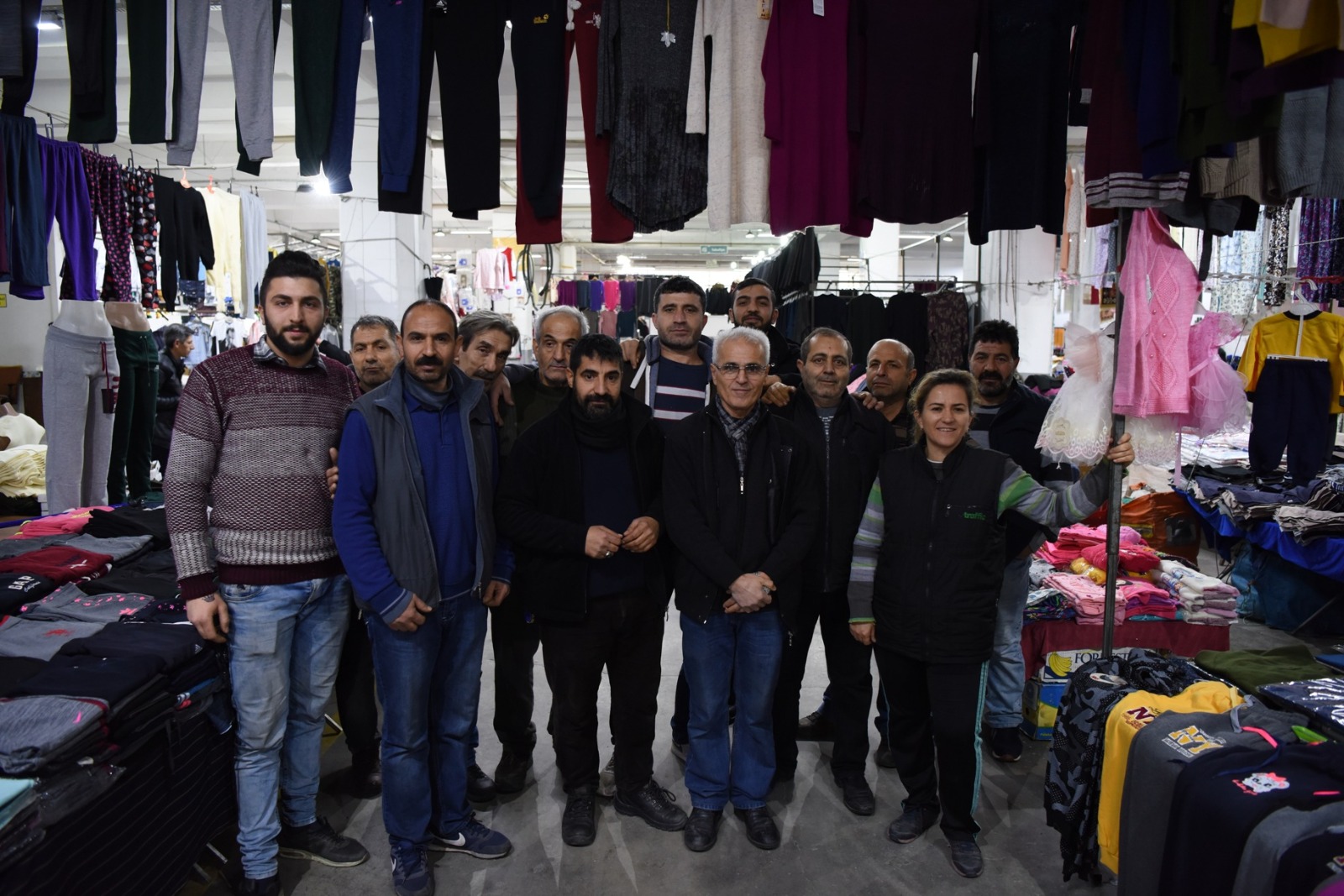 Bornovalı pazarcılar viyadük altına karşı