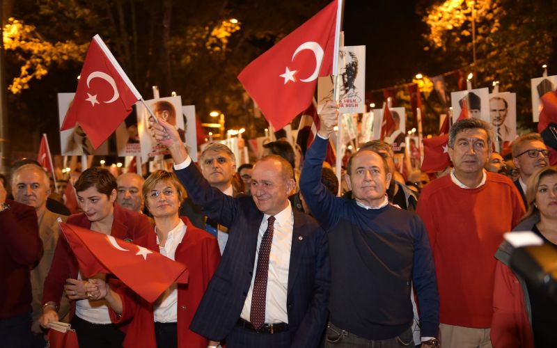 Gece Fener Alayıyla Aydınlandı