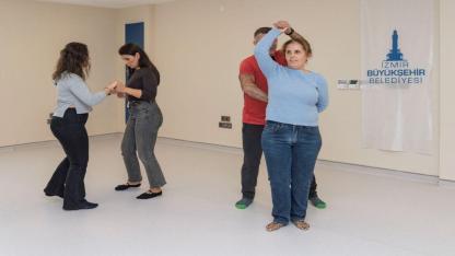 Hissederek dans ettiler