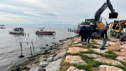 Karşıyaka’daki kaçak iskeleler yıkılıyor