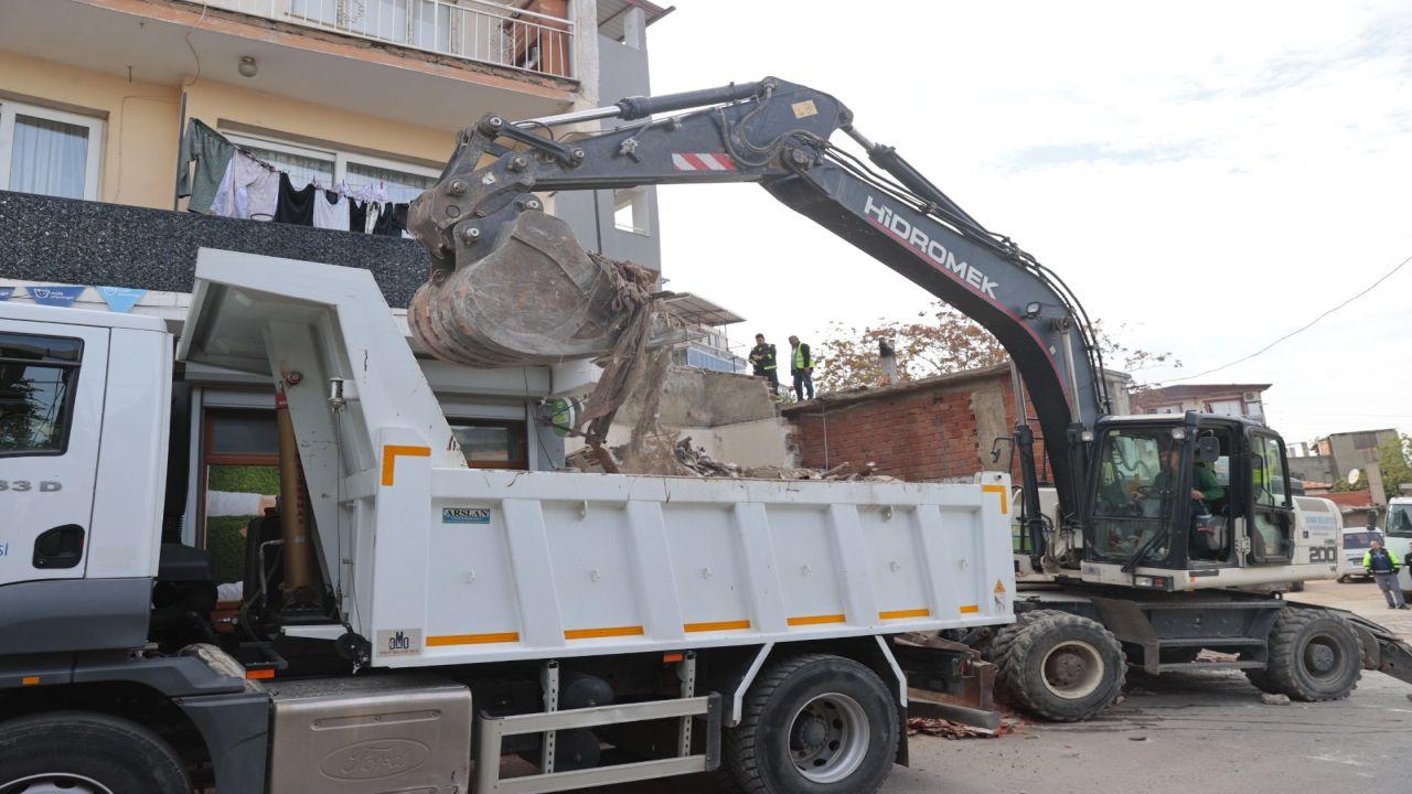 Konak’ta metruk yapıların yıkımı devam ediyor
