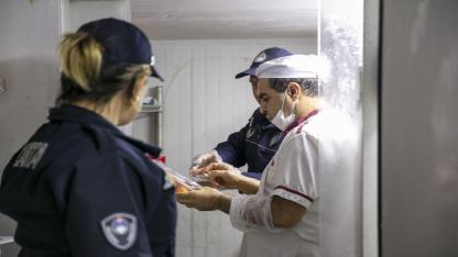Güzelbahçe zabıtasından restoranlara sıkı denetim