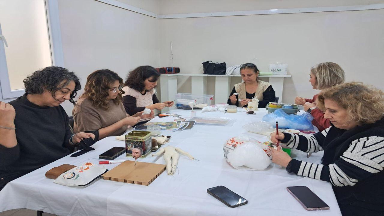 Çiğli’de Kadınlar Unutulmaya Yüz Tutmuş “Kitre Bebek” Sanatını Yaşatıyor