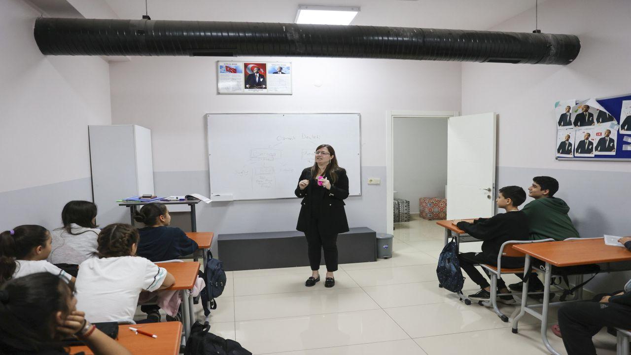 Çocuklara ders desteği, yetişkinlere mesleki gelişim fırsatı