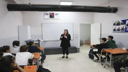 Çocuklara ders desteği, yetişkinlere mesleki gelişim fırsatı