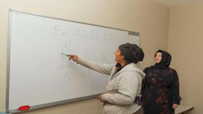 “Emojilerle konuşuyorduk, şimdi okuma yazma öğreniyoruz”