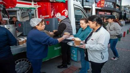 Karşıyaka’da soğuk sabahlara sıcak dokunuş: Çorba ikramı başladı