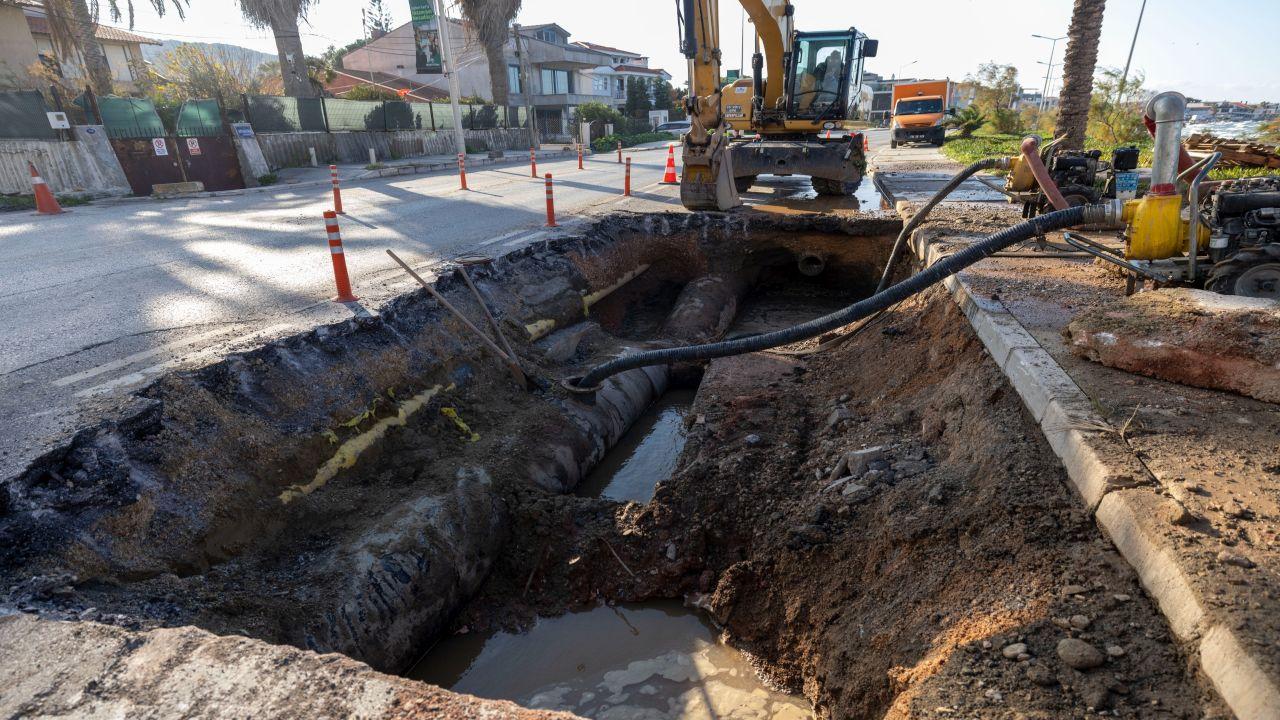 Mithatpaşa Caddesi’ndeki ana boru arızası için İZSU seferber oldu