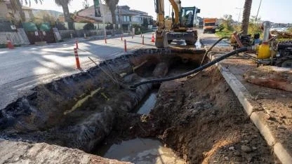 Mithatpaşa Caddesi’ndeki ana boru arızası için İZSU seferber oldu