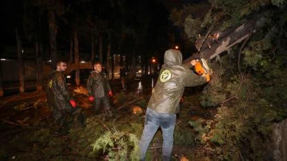 Buca Belediyesi ekiplerinin fırtına ve yağış mesaisi