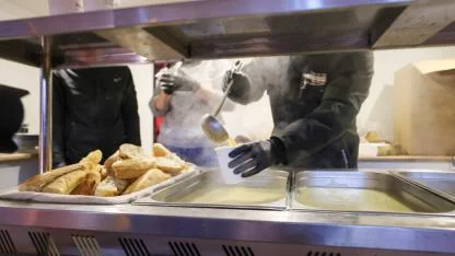 Buca Belediyesi’nden sıcak çorba ikramı