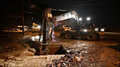 Büyükşehir ve MASKİ Ekipleri Yağmurda Tüm Gücüyle Sahada