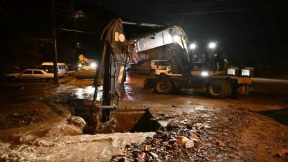 Büyükşehir ve MASKİ Ekipleri Yağmurda Tüm Gücüyle Sahada