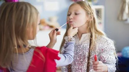 Çocuklarda makyaj, özdeğer sorunlarını görünmez kılabilir