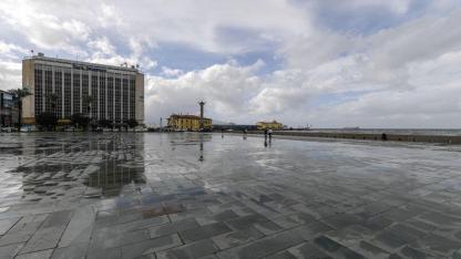 Fırtına duvarı Kordon’da taşkını önledi