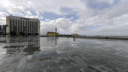 Fırtına duvarı Kordon’da taşkını önledi