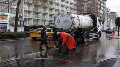 İzmir Büyükşehir Belediyesi ekipleri sağanak nedeniyle seferber oldu
