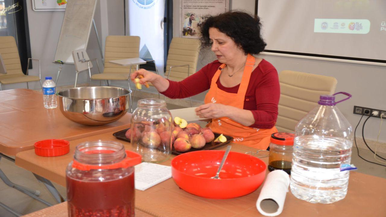 Üretici Pazarında çocuklara tohum, ailelerine sirke yapım atölyesi